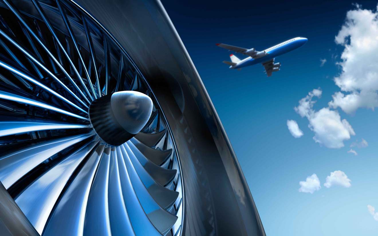 Gros plan d'un réacteur avec un avion en fond dans le ciel