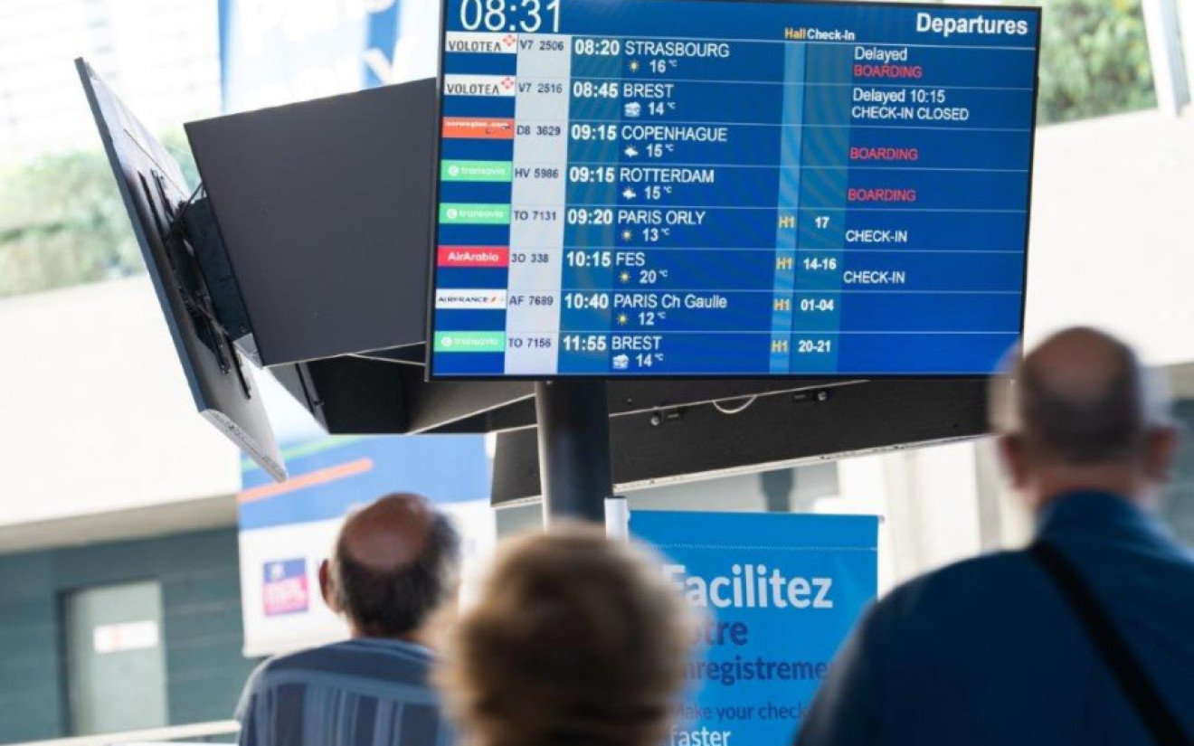 Panneau d'affichage des vols au départ et à l'arrivée