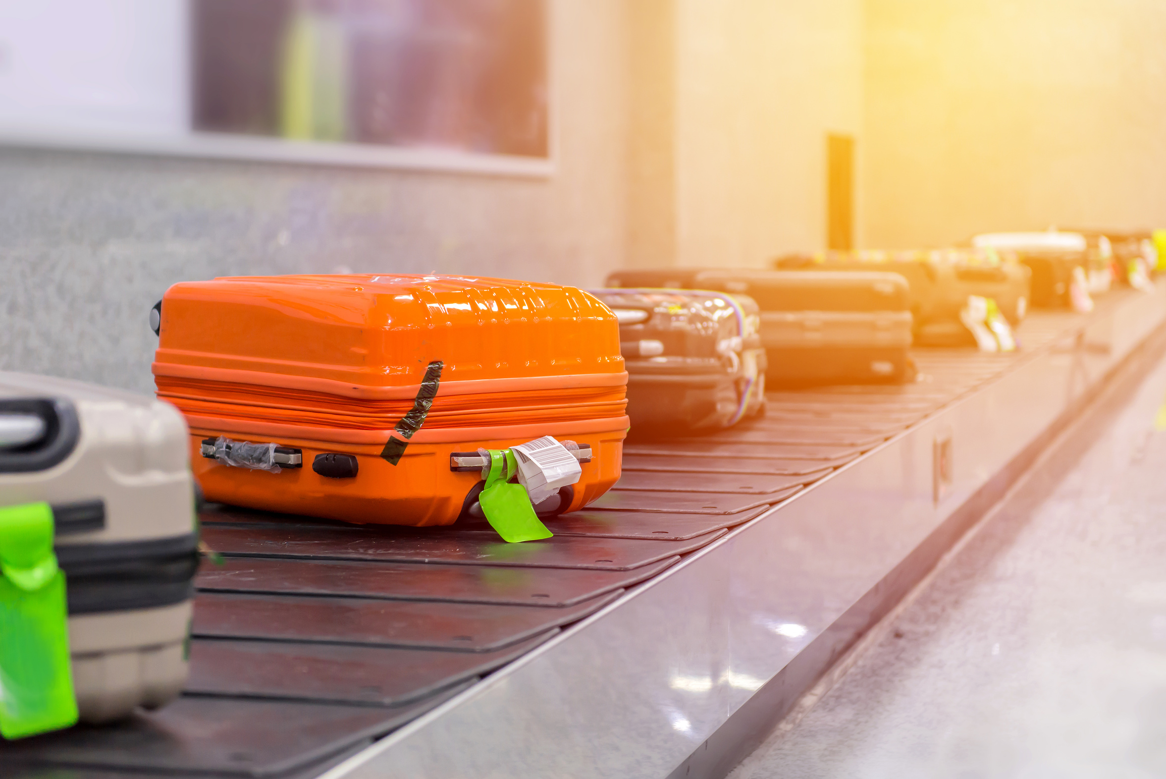 Bagages de soute sur tapis roulant