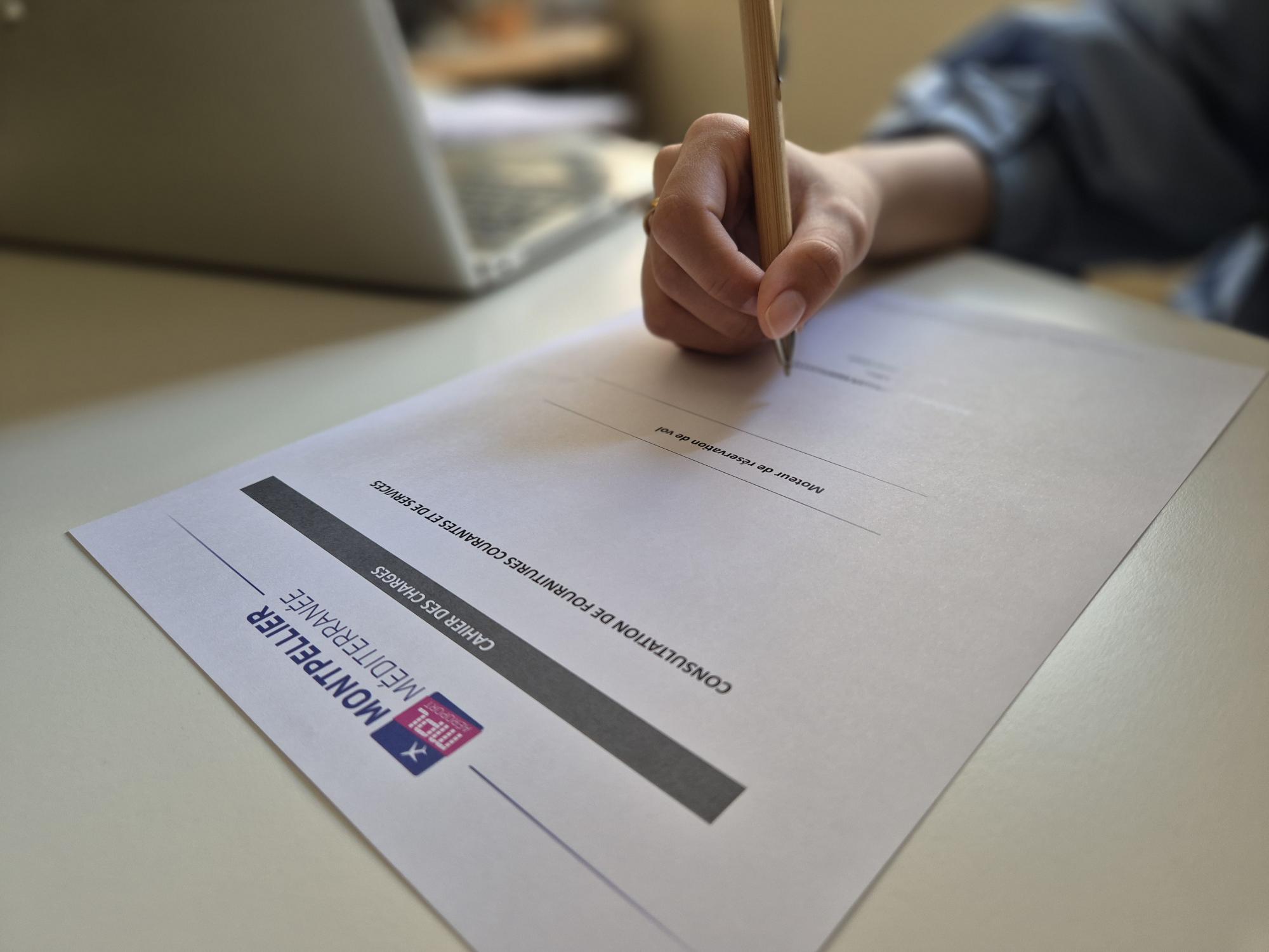 main qui signe un contrat
