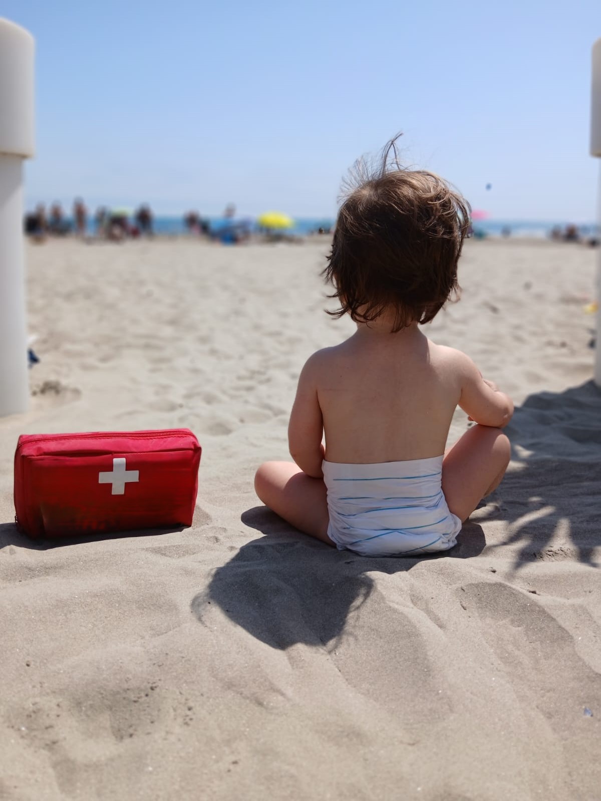bébé à côté d'une trousse de secours