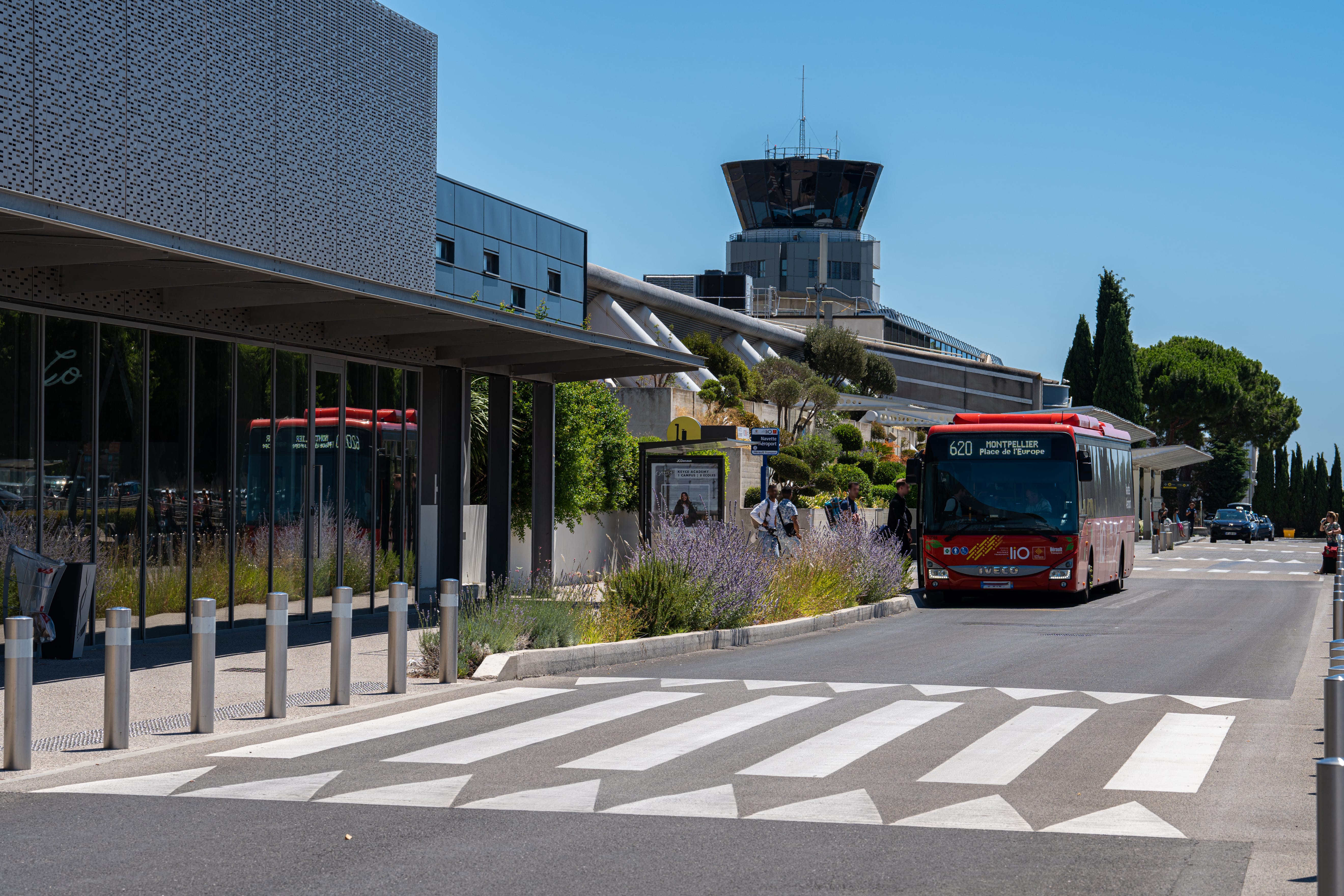 navette lio hérault transport devant l'aéroport