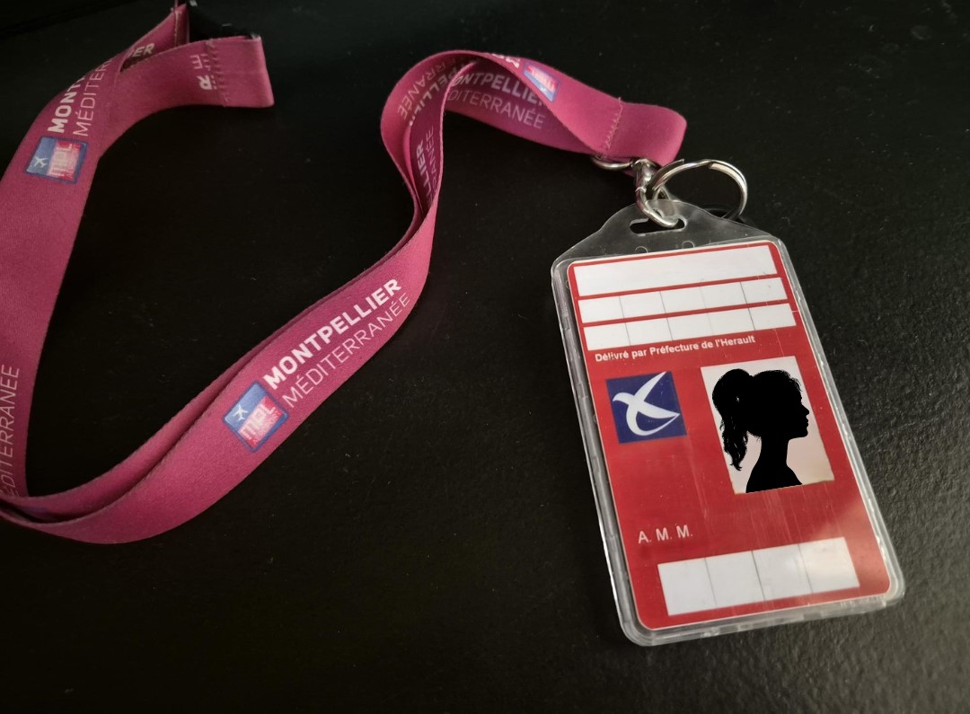 badge rouge de l'aéroport de Montpellier