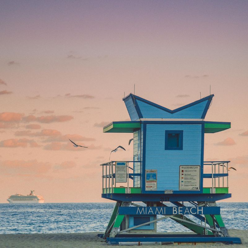 Poste de secours "lifeguard" sur une plage à Miami