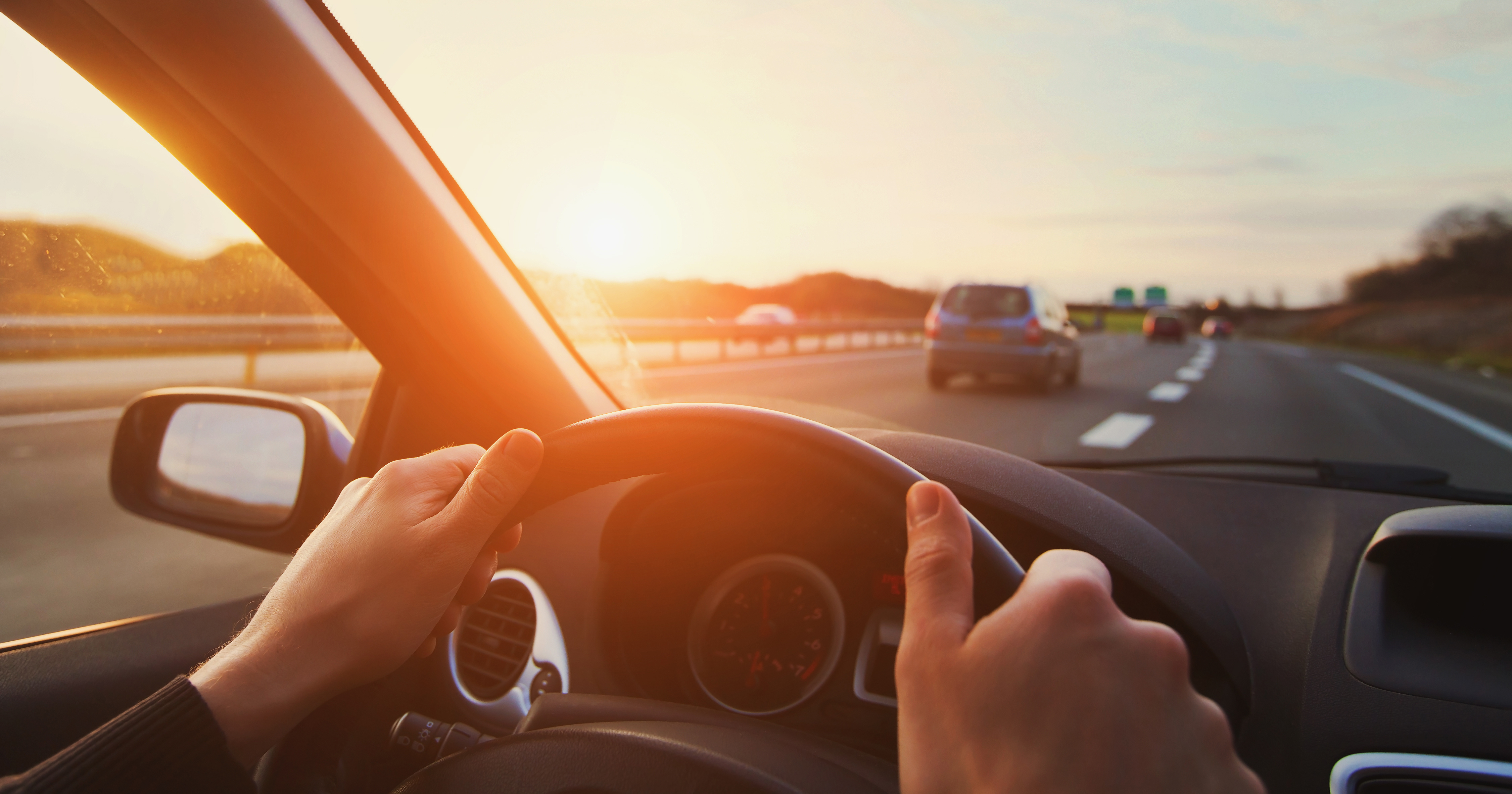 mains sur le volant en voiture