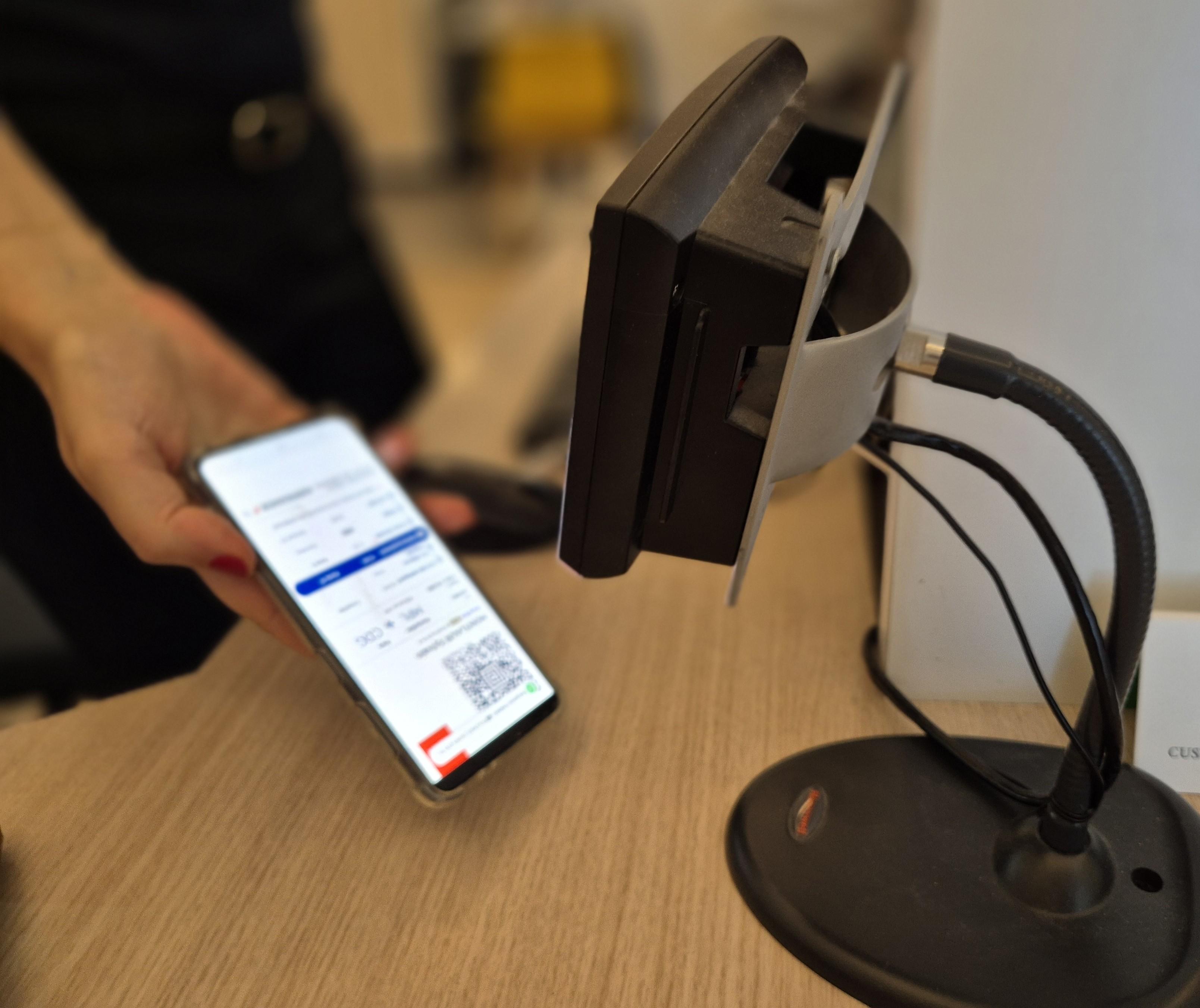 hotesse discutant avec une cliente