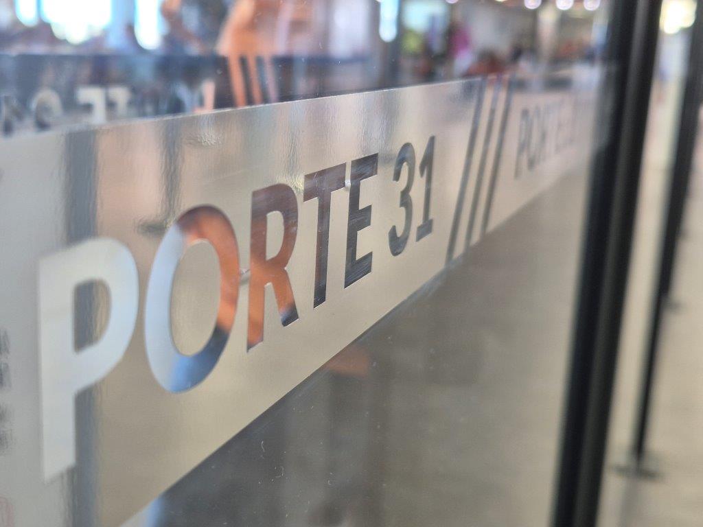 photo de la signalétique d'une porte d'embarquement