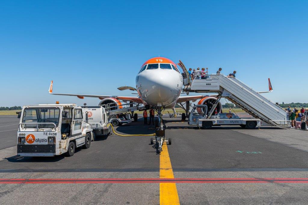 avion sur parking en chargement