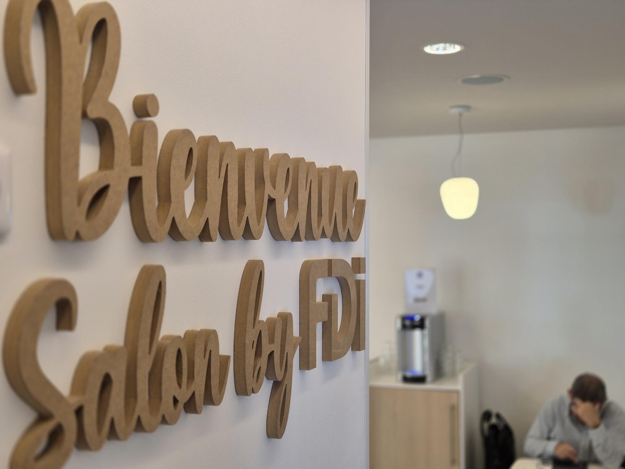 panneau bienvenue salon by FDI