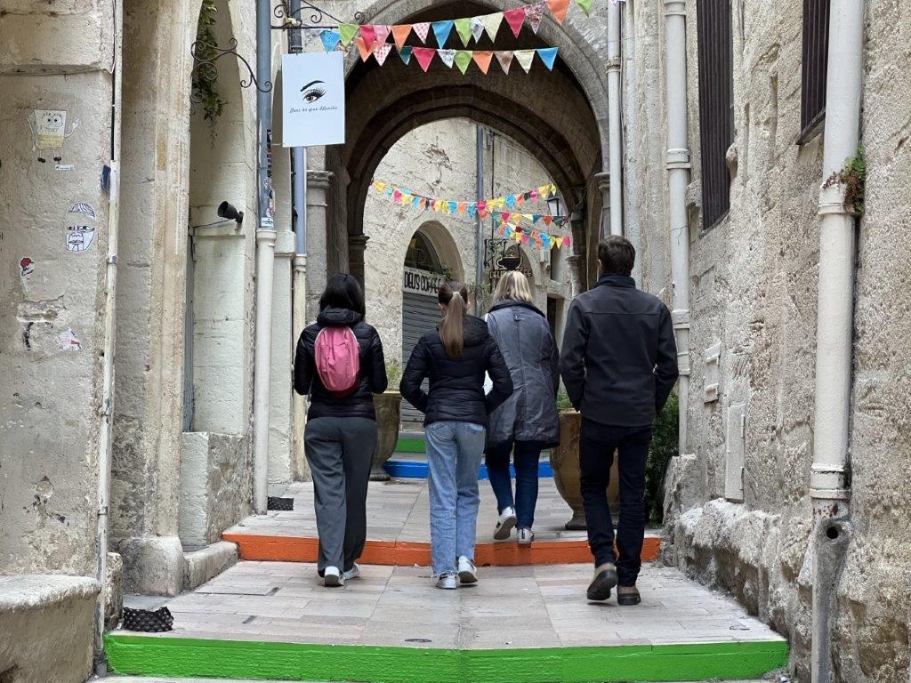 4 personnes de dos marchant dans les rues de Montpellier