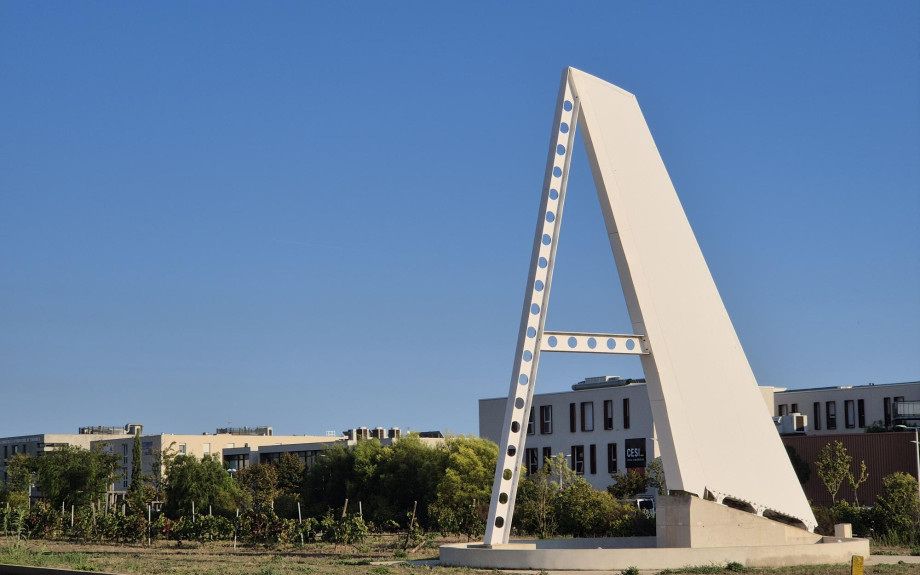 Le A à l'entrée de l'aéroport de Montpellier