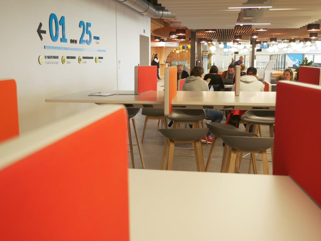 tables et chaises en salle d'embarquement