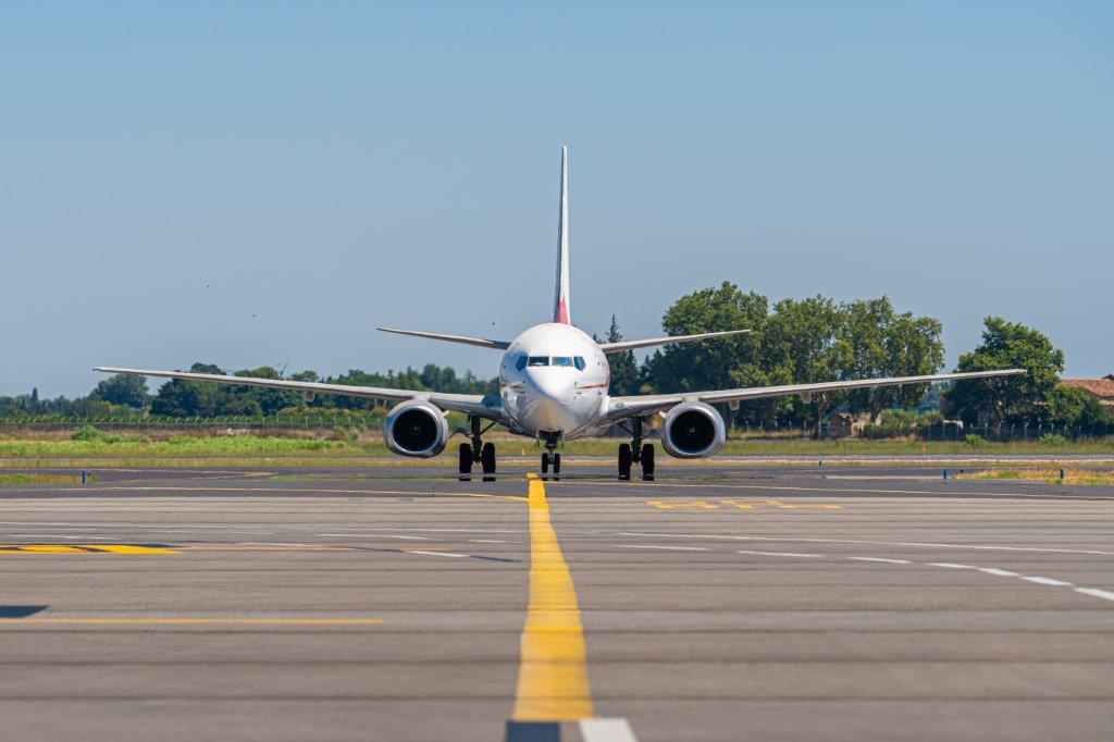 Avion de face sur piste aeroport montpellier