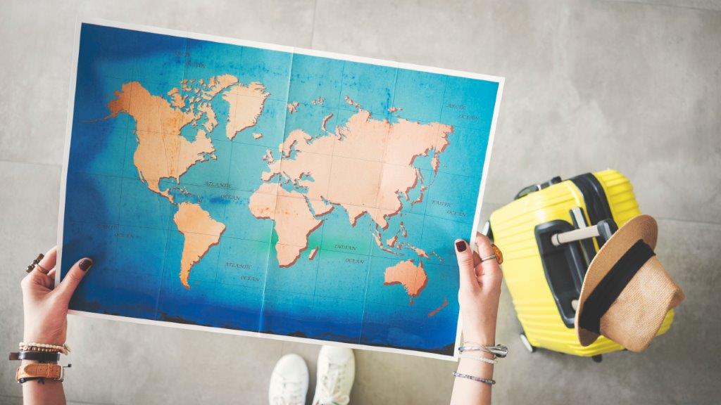 carte du monde entre les mains