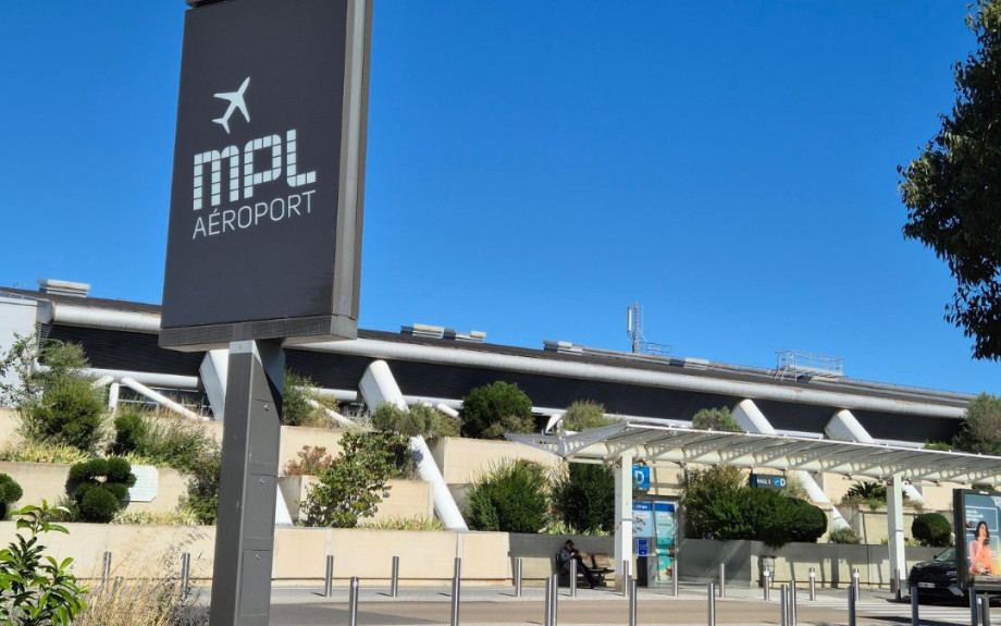 Panneau de pub devant l'Aéroport de Montpellier