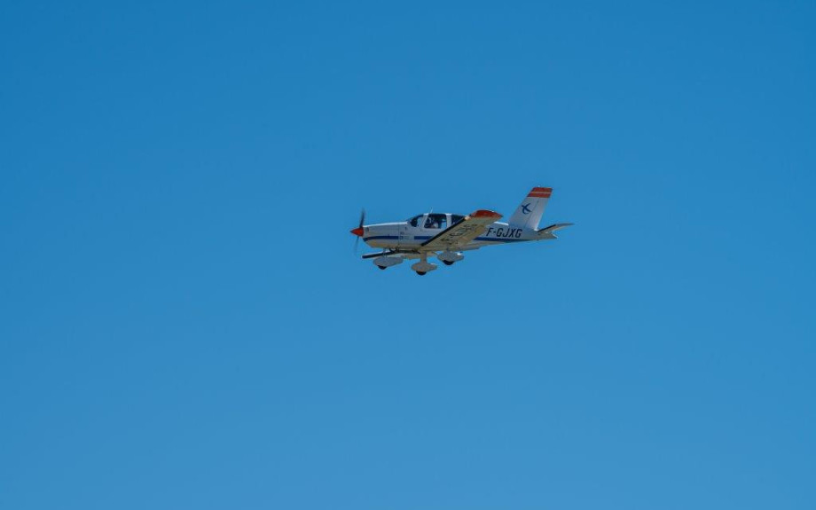 Avion d'affaires en vol dans le ciel de Montpellier