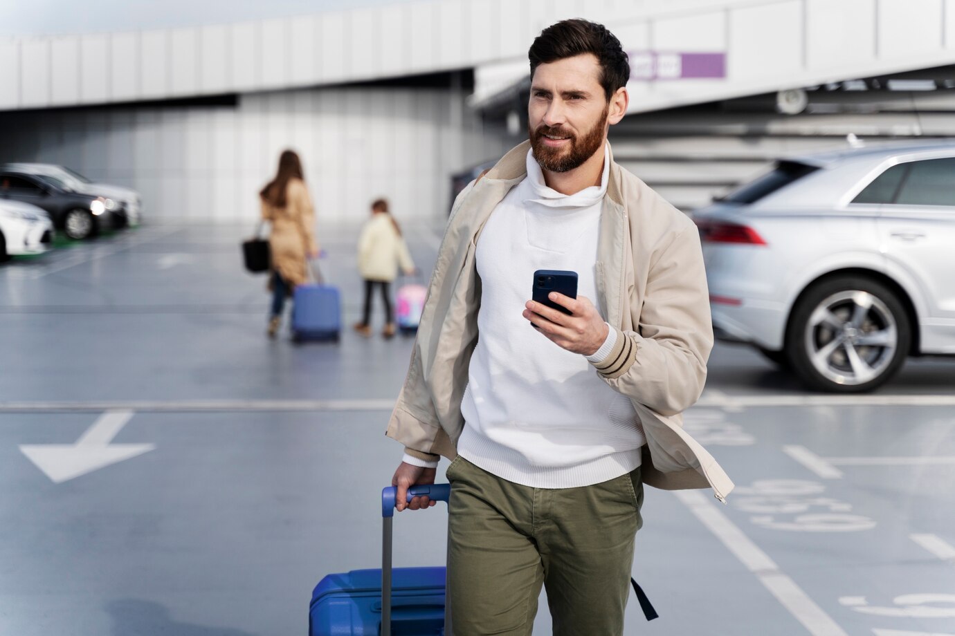 homme arrivant à l'aéroport avec téléphone à la main