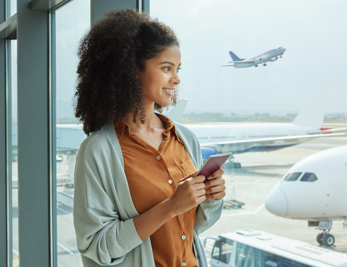 Femme à l'aéroport regardant l'horizon